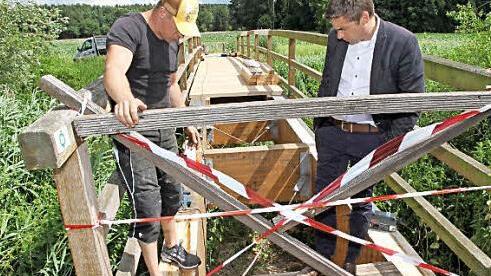 Der Hallerndorfer Bürgermeister Torsten Gunselmann begutachtet die Arbeiten am Haider Steg. Foto: Mathias Erlwein