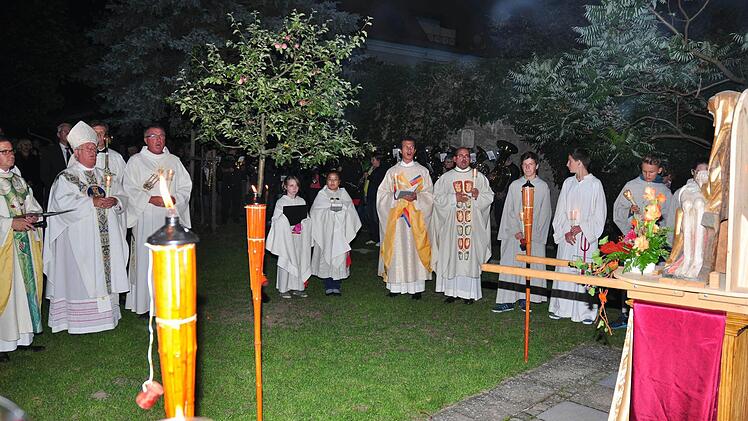 Nach dem Festgottesdienst in der Ritterkapelle, der Lichterprozession durch die Stadt und der Abschlussfeier vor der Pieta im Pfarrgarten segnete Bischof Friedhelm Hofmann (zweiter von links) alle Besucher und dankte allen, die zu der Feier maßgeblich beigetragen hatten.