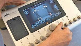 Per Schalter regelt der Trainer die Stromzufuhr, ein Männchen zeigt die Übung auf dem Display. Foto: Ronald Rinklef