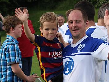 Hallo Bezirksliga, wir kommen! Christian Laus feiert mit dem Nachwuchs den Aufstieg des FC 06 Bad Kissingen. Foto: Simon Snaschel