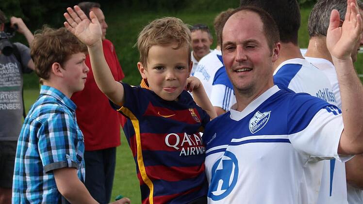 Hallo Bezirksliga, wir kommen! Christian Laus feiert mit dem Nachwuchs den Aufstieg des FC 06 Bad Kissingen. Foto: Simon Snaschel