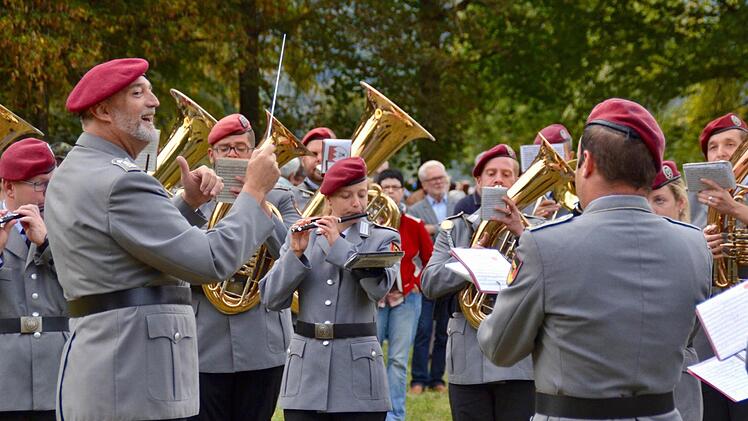 Großen Anklang fand das Platzkonzert des Heeresmusikkorps Veitshöchheim unter Leitung von Oberstabsfeldwebel Sieg (links). Foto: Kathrin Kupka-Hahn