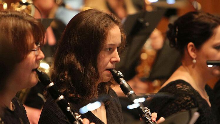 Begeisterten Beifall verdiente sich die Blaskapelle Meeder bei ihrem Jahreskonzert in der ausverkauften Schulturnhalle. Foto: Jochen Berger