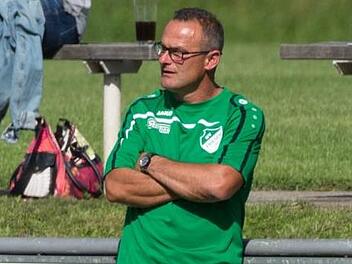 Sorgenfalten bereitet SV-Trainer Armin Eck nicht nur die dritte Niederlage seiner Mannschaft gegen den TSV Buch, sondern auch die personelle Situation am Sonntag gegen den FSV Bayreuth. Foto: Heinrich Weiß