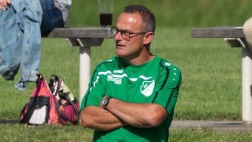 Sorgenfalten bereitet SV-Trainer Armin Eck nicht nur die dritte Niederlage seiner Mannschaft gegen den TSV Buch, sondern auch die personelle Situation am Sonntag gegen den FSV Bayreuth. Foto: Heinrich Weiß