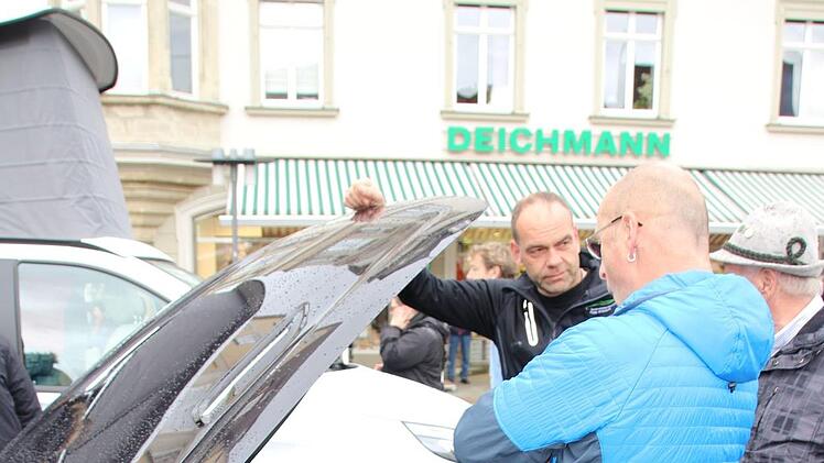 Der Regen hielt die Menschen nicht ab: Mit Schirm, Charme und Taschen ausstaffiert ging es quer durch die Stadt. Die Männer konnten über Autos fachsimpeln und die Kinder Eisenbahn fahren, Dosen werfen oder sich schminken lassen.Christiane Lehmann