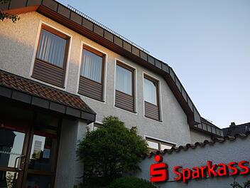 Wird geschlossen und verkauft: die Filiale der Sparkasse Coburg-Lichtenfels in Weidhausen.