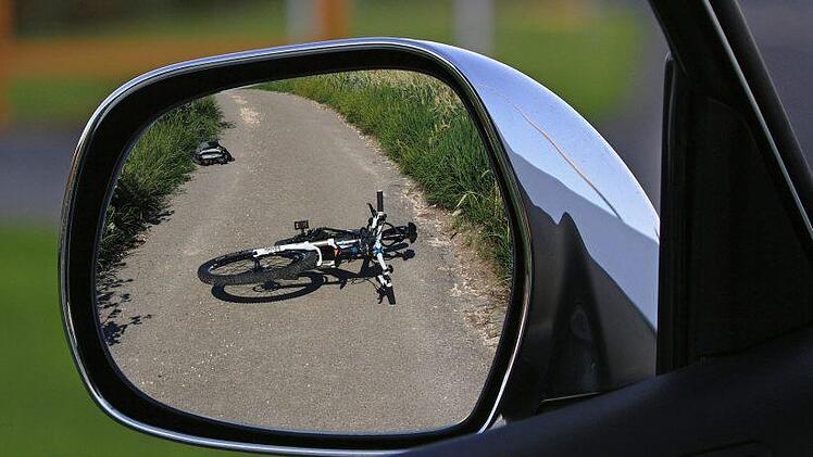 Auf der Fahrbahn sind zwei M&auml;nner aneinander geraten: Der Streit eskalierte und ein 52-J&auml;hriger rastete aus. Anschlie&szlig;end raste er in Richtung der Grenze.   Symbolbild: pixabay.com / Alexas_Fotos