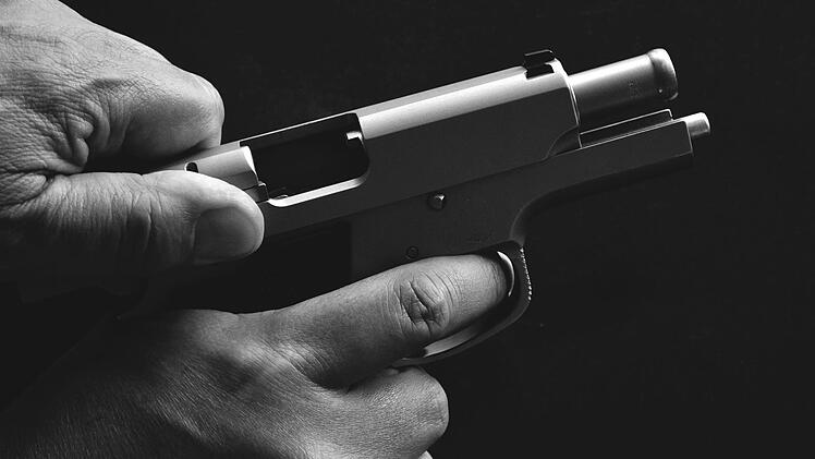 Am Montagabend hat ein maskierter Mann mit einer Waffe eine Tankstelle in Coburg überfallen. Symbolbild: 5191107/pixabay