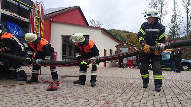 Sie helfen jedem Menschen, unabh&auml;ngig von Herkunft,  Ansehen, Religion, Geschlecht oder Bildungsstand. Und das  zu jeder Tages- und Nachtzeit: Feuerwehrleute aus dem Verbund Zeitlofs.  Archivfoto: Matthias Haucke