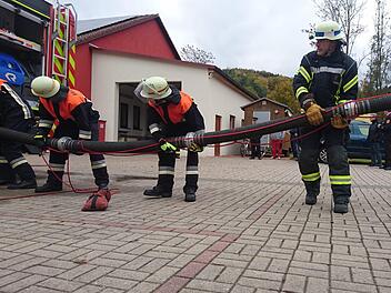 Sie helfen jedem Menschen, unabhängig von Herkunft,  Ansehen, Religion, Geschlecht oder Bildungsstand. Und das  zu jeder Tages- und Nachtzeit: Feuerwehrleute aus dem Verbund Zeitlofs.  Archivfoto: Matthias Haucke