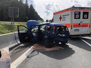 Bei einem schweren Unfall auf der A9 bei Bayreuth wurden mehrer Personen verletzt. Eine Frau starb. Foto: NEWS5 / DESK