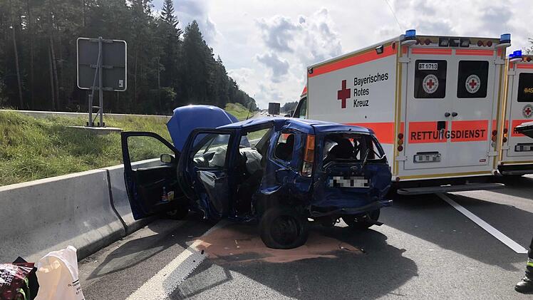 Bei einem schweren Unfall auf der A9 bei Bayreuth wurden mehrer Personen verletzt. Eine Frau starb. Foto: NEWS5 / DESK