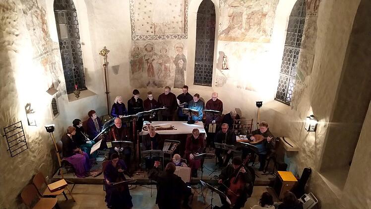 Stimmungsvolle Klänge zur Advents- und Weihnachtszeit: Der Melchior-Franck-Kreis Coburg unter seinem Leiter Knut Gramß gestaltete eine Abendmusik in der St.-Nikolaus-Kapelle am Rosengarten.Foto: Jochen Berger
