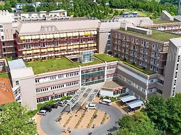 Das Coburger Klinikum müsste saniert werden. Alternative: ein Neubau auf dem ehemaligen BGS-Gelände. Welche Variante zum Zug kommt, wurde 2019 schon intensiv diskutiert. Gesundheitsministerium und Krankenhauszweckverband Coburg haben sich darauf verständigt, dass die Entscheidung "Sanierung oder Neubau" im vierten Quartal 2020 getroffen werden soll. Foto: CT-Archiv