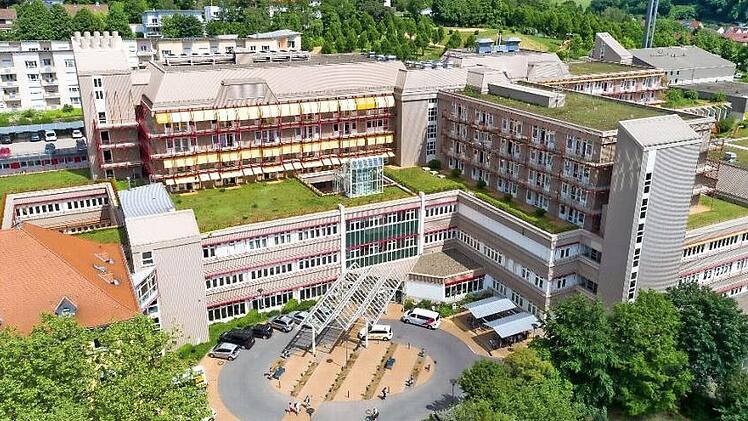 Das Coburger Klinikum müsste saniert werden. Alternative: ein Neubau auf dem ehemaligen BGS-Gelände. Welche Variante zum Zug kommt, wurde 2019 schon intensiv diskutiert. Gesundheitsministerium und Krankenhauszweckverband Coburg haben sich darauf verständigt, dass die Entscheidung "Sanierung oder Neubau" im vierten Quartal 2020 getroffen werden soll. Foto: CT-Archiv