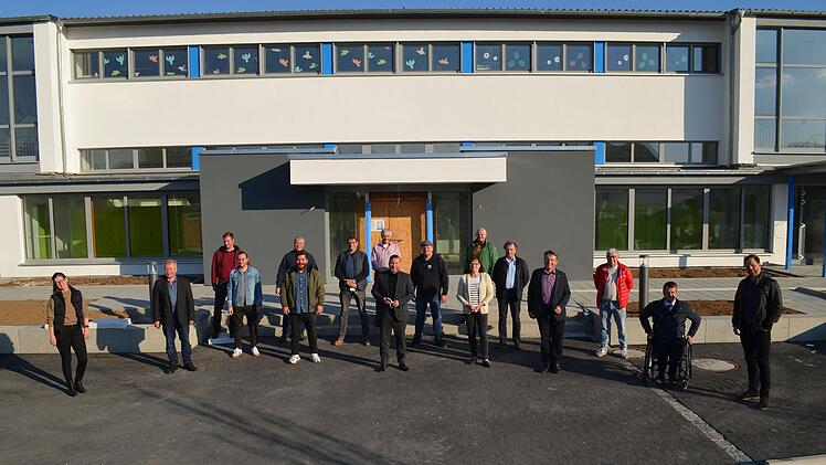 Die Gemeinderäte schauen sich am Schusterbau um. Foto: Gabi Bertram