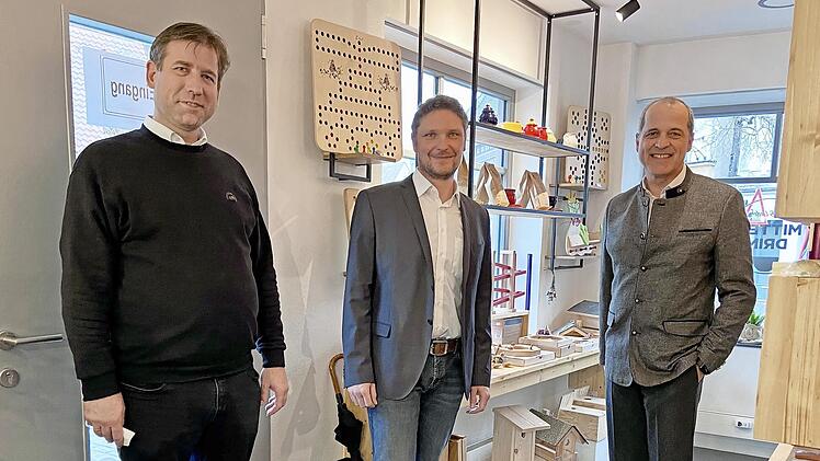 Der neue Forchheimer Lebenshilfe-Chef Peter Pfann (Mitte) mit Landrat Hermann Ulm (links), dem Aufsichtsratsvorsitzenden der Lebenshilfe Forchheim, und Michael Sigmund, der dieses Amt bei den Lebenshilfe-Werkst&auml;tten versieht