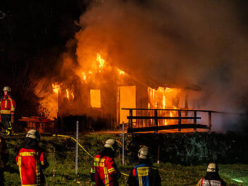Waldhütte brennt lichterloh im Kreis Forchheim: Feuerwehr braucht Kilometer lange Schlauchleitung