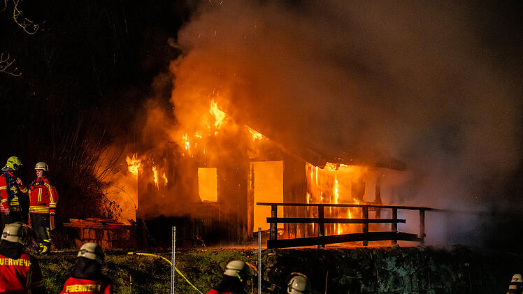 Waldhütte brennt lichterloh im Kreis Forchheim: Feuerwehr braucht Kilometer lange Schlauchleitung