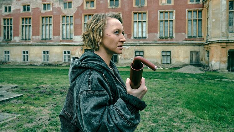 Blum (Anna Maria M&uuml;he) setzt in der zweiten Staffel als "Totenfrau" ihren Rachefeldzug fort.