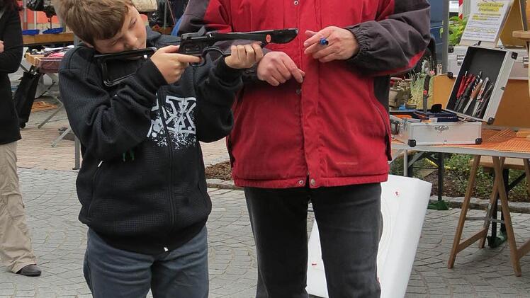 Konzentration beim Zielen: Kostenloses Armbrustschießen.