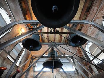 Die vier bronzeglocken der winkelser Kirche, die zum gottesdienst rufen.  Foto: Christian Dijkstal