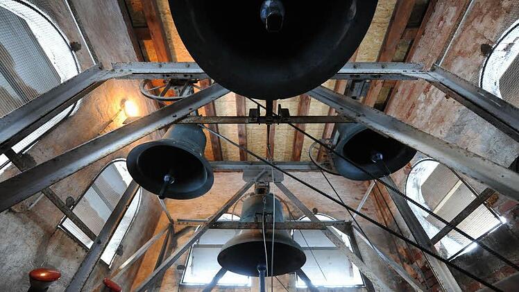 Die vier bronzeglocken der winkelser Kirche, die zum gottesdienst rufen.  Foto: Christian Dijkstal