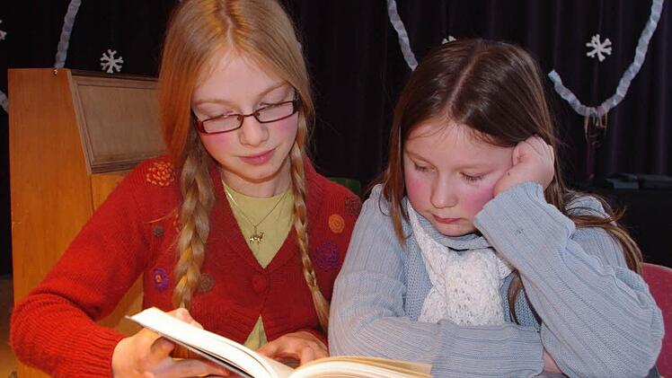 Die beiden Leseratten (von links) Alessa Schwägerl und Sarah Suffa sind die neuen Kreis-Leseköniginnen der weiterführenden Schulen beziehungsweise Mittelschulen.