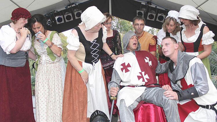 Ritter Edelhardt (Franz Saal) haucht sein Leben aus. Die Trauer darüber ist groß, auch bei seinem Sohn "Rüdiger" (Rene Lämmerzahl, rechts daneben). Mit dem Kurztheater "Der Rüpelritter Rüdiger" hatte die Theatergruppe Ebelsbach e. V. die Lacher auf ihrer Seite.