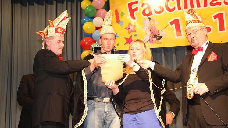 Das neue Prinzenpaar trat beim Faschingsauftak erstmals auf.