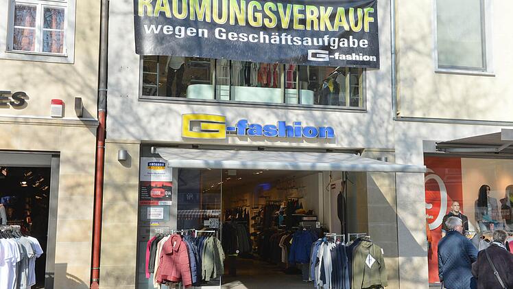 Bei G-fashion macht man keine Angaben über die Gründe des Räumungsverkaufs in der Fußgängerzone.