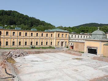 Derzeit liegt die Baustelle Luitpoldbad brach. Im Juni soll es mit der Schadstoff-Sanierung und den Vorarbeiten zum Bau der Archivtrakte weitergehen. Foto: Thomas Mäuser
