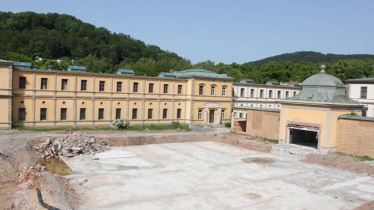 Derzeit liegt die Baustelle Luitpoldbad brach. Im Juni soll es mit der Schadstoff-Sanierung und den Vorarbeiten zum Bau der Archivtrakte weitergehen. Foto: Thomas Mäuser