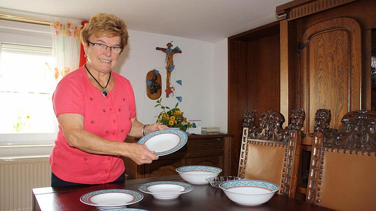 Das gute Geschirr deckt Küsterin Christa Keller in der guten Stube für die sechs Wall-Leut', die sich heuer bei ihr angemeldet haben.