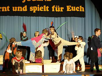 Viele Kinder waren bei der "unendlichen Geschichte" in bunten Kostümen auf der Bühne. Foto: Susanne Deuerling