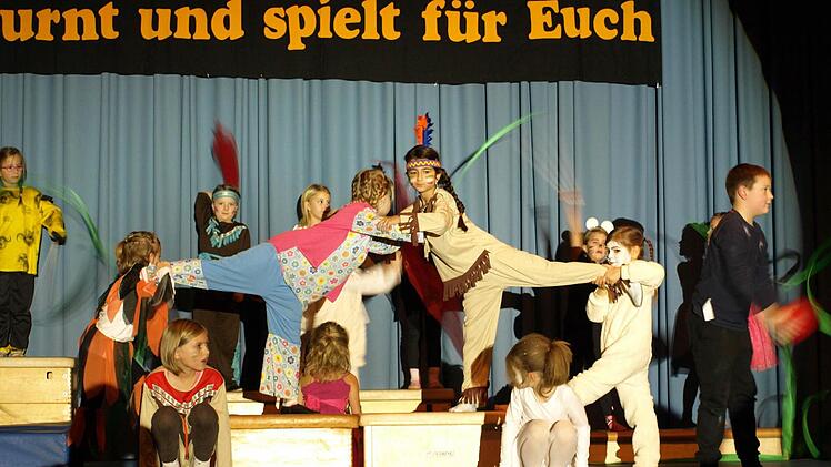 Viele Kinder waren bei der "unendlichen Geschichte" in bunten Kostümen auf der Bühne. Foto: Susanne Deuerling
