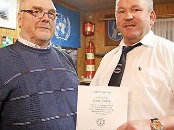 Der stellvertretende Vorsitzende Gerhard Kolasinski zeichnete Klaus Orbitz für 25 Jahre Treue zur Marinekameradschaft aus. Foto: Sonja Adam