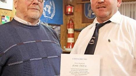 Der stellvertretende Vorsitzende Gerhard Kolasinski zeichnete Klaus Orbitz für 25 Jahre Treue zur Marinekameradschaft aus. Foto: Sonja Adam