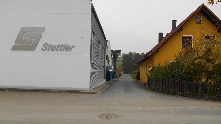 Die schmale Zufahrt von der Kreisstraße vorbei am Betriebsgebäude ist auf 7,5 to. beschränkt.Foto: Konrad Götz