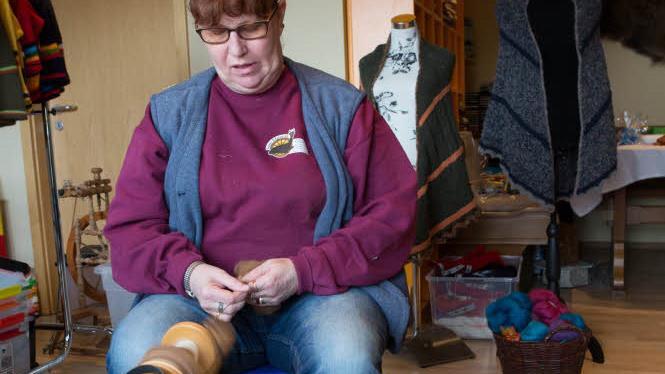Gisela Herbst beim Spinnen.