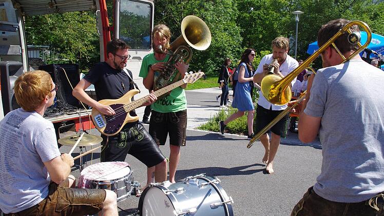 "LaBrassBanda" rockten in Kronach. Foto: Marco Meißner