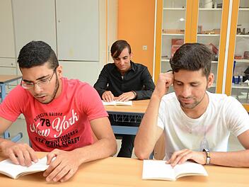 Sie haben fleißig gelernt, und sich die Chance auf eine gute Zukunft erarbeitet: Mohammad Nabki, Turabaz KhanArabzai und Mohammad Zahir Molakhel (von links). Foto: Dagmar Besand
