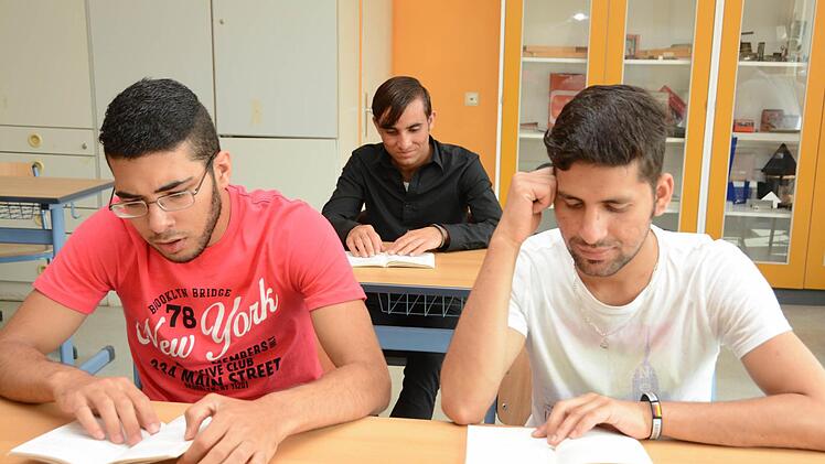 Sie haben fleißig gelernt, und sich die Chance auf eine gute Zukunft erarbeitet: Mohammad Nabki, Turabaz KhanArabzai und Mohammad Zahir Molakhel (von links). Foto: Dagmar Besand