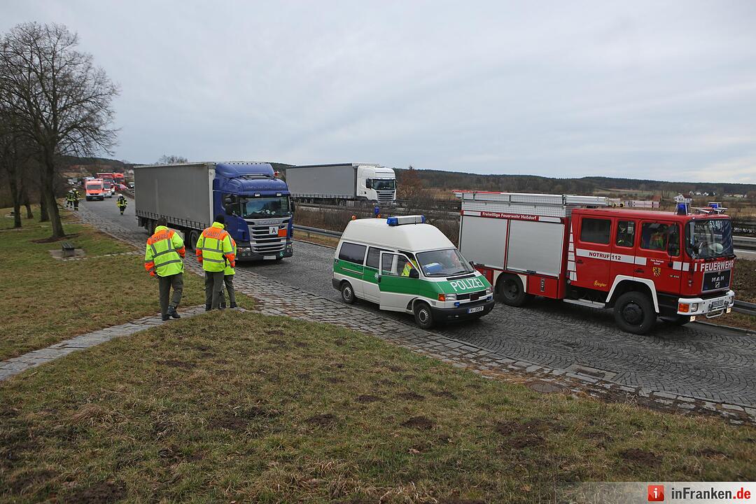 Chemie-Alarm auf der A3 - Feuerwehr sichert Gefahrgut
