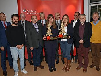 Fördermittel von 58 800 Euro vergab heuer die Stiftung der Sparkasse Ostunterfranken für Projekte im Landkreis Haßberge. Unser Bild zeigt (vorne von links)Julian Dünninger ("Dreiklang"), Georg Zitzmann (Sängergruppe Haßberge), Sandra Lava (Fränkisches Theater Schloss Maßbach), Caroline Schuler (Musikbahnhof Gädheim), Herbert Koller (Synagoge Memmelsdorf) sowie (hinten von links) Vorstandsmitglied Andreas Linder, Bürgermeister Thomas Stadelmann (Stadt Zeil), Gerhard Leisentritt (Nordbayerische...