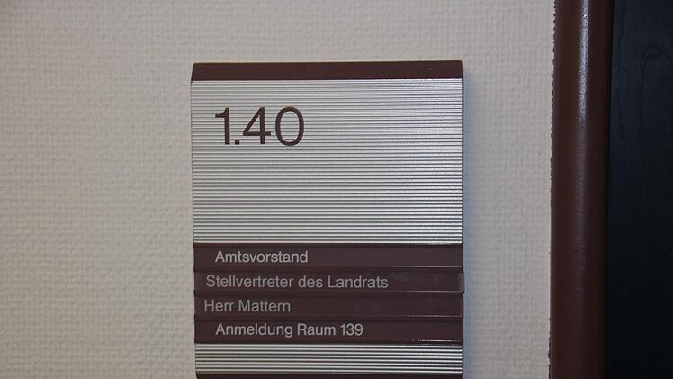 Das alte Schild am Landratsbüro...Oliver Schmidt