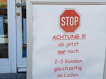Wichtig ist es genug Abstand zu Mitmenschen zu halten. Eine Apotheke in Ebelsbach regelt nach diesem Prinzip den Zugang in die Geschäftsräume. Foto: Krause