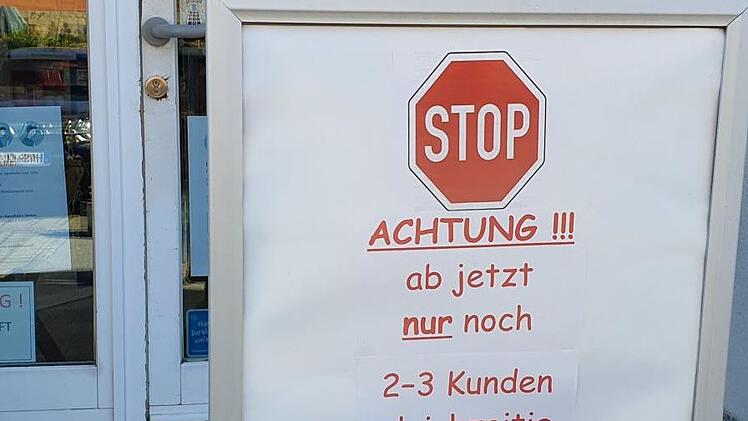 Wichtig ist es genug Abstand zu Mitmenschen zu halten. Eine Apotheke in Ebelsbach regelt nach diesem Prinzip den Zugang in die Geschäftsräume. Foto: Krause