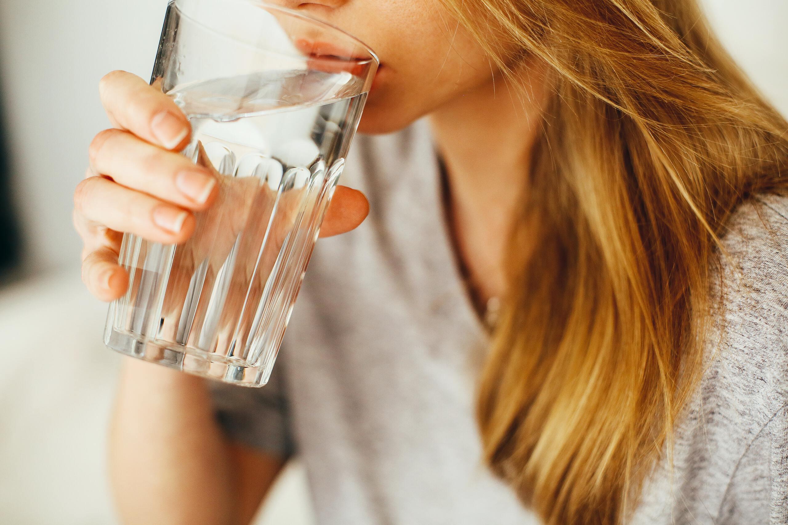 Schluckauf loswerden: 13 Tipps, die gegen das Aufstoßen helfen